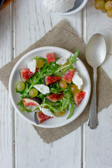 Salad with goat chees, arugula and figs.