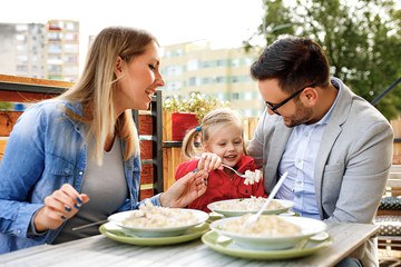 Obraz na płótnie Canvas Family enjoying pasta