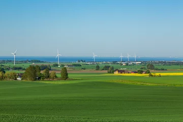 Foto auf Acrylglas Utsikt över åker, vindkraftverk och Öresund © Björn Kristersson