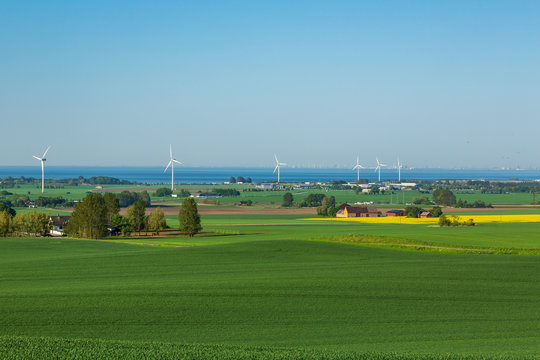 Utsikt &ouml;ver &aring;ker, vindkraftverk och &Ouml;resund