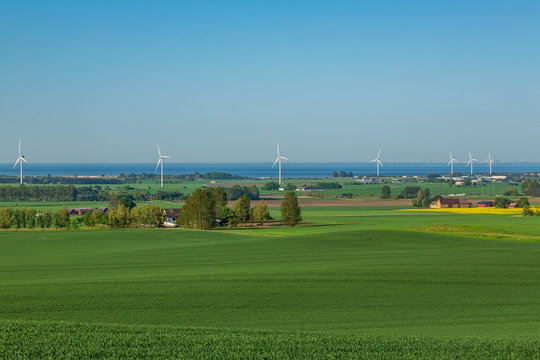 Utsikt &ouml;ver &aring;ker, vindkraftverk och &Ouml;resund