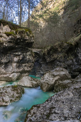 Cascata del rio Repepeit con il famoso antico ponte, vista di una valle alpina