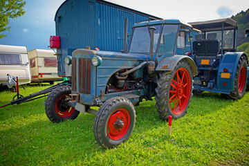 Oldtimer Traktoren auf einer Ausstellung