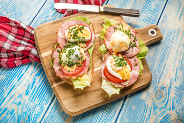 Sandwich with tomatoes, eggs and lettuce.