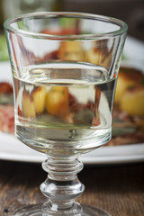 Weißwein in einem Glas mit Saltimbocca