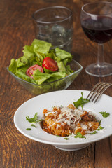 Rigatoni-Nudeln mit Sauce Bolognese und Käse