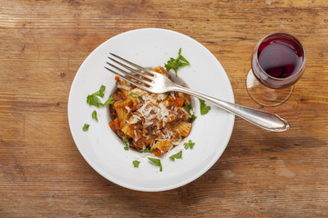 Rigatoni-Nudeln mit Sauce Bolognese und Käse