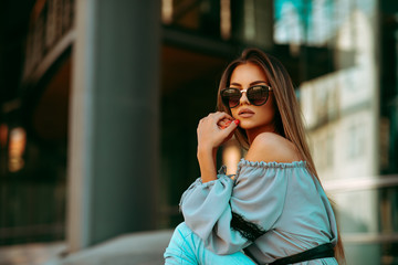 Portrait of a beautiful young woman in the city - obrazy, fototapety, plakaty