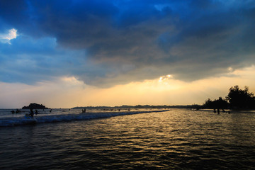 Fototapeta na wymiar sunset over the ocean on a cloudy day