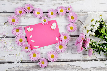 Kartka i serce na dzień matki z kwiatami na białym drewnianym tle © photosbysabkapl