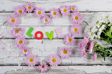 Tekst miłość kocham i kwiatowe serce na derwnianej tablicy - obrazy, fototapety, plakaty