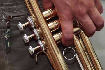 Obraz premium Closeup hand and trumpet 