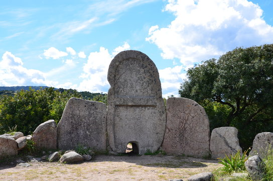 Tomba dei giganti di S'ena e Thomes