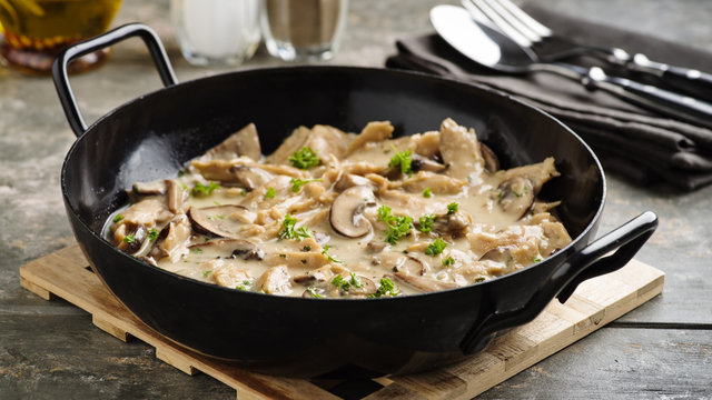 veganes Soja-Geschnetzeltes - soy meat stripes in cream sauce