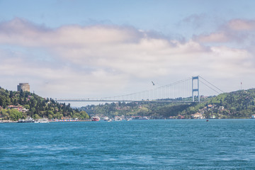 Auf dem Bosporus, Brücke im Hintergrund. Istanbul