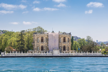 Fototapeta na wymiar historisches Gebäude am Bosporus, Istanbul