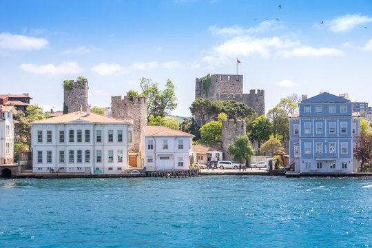 Neue Gebäude und im Hintergrund alte Burgmauern auf dem Bosporus, Istanbul