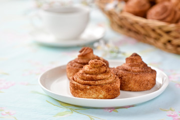 Cinnamon buns with tea and spring flowes