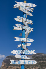 Folkloristici cartelli direzionali a Favignana, Sicilia