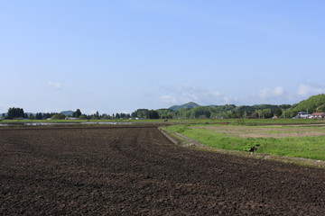 田舎の風景　畑　土　青空　山