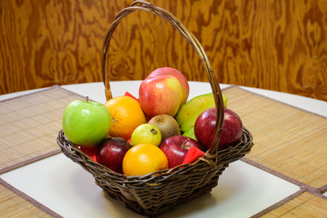 Canasta con frutas al centro de la mesa