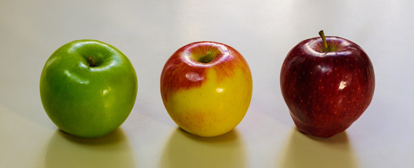 Manzanas, verde amarilla y roja