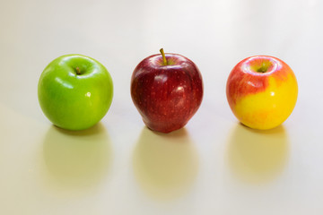 trío manzanas verde roja y amarilla