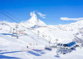 Foto auf Acrylglas Matterhorn ZERMATT, SCHWEIZ - 14. APRIL 2018: Skifahrer in der Seilbahn zum Matterhorn Glacier Paradise mit bewölktem blauem Himmel an kalten Sommertagen in Zermatt, Schweiz