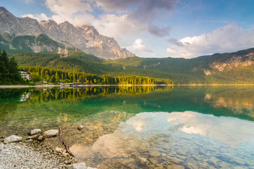 Sonnenaufgang am Alpensee Eibsee mit Zugspitze im Sommer