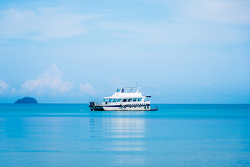 Fototapeta na wymiar Boat sailing in sea go to island with blue cloud sky background.