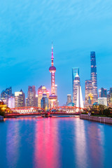 Obraz premium shanghai skyline and modern city skyscrapers at night