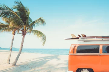 Foto op Plexiglas oldtimer geparkeerd op het tropische strand (zee) met een surfplank op het dak - vrijetijdsreis in de zomer. retro kleureffect © jakkapan