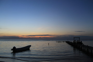 bote en atardecer 