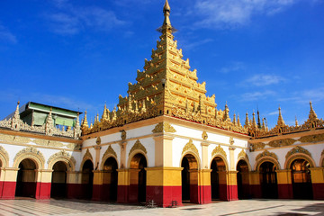 Fototapeta na wymiar Mahamuni Pagoda on a blue sky day in Mandalay, Myanmar
