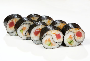 Rolls Yin Yang (salmon, tuna, cucumber, spice sauce)