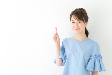 指差す女性