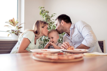 Obraz na płótnie Canvas Family eat pizza at home