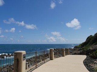 Obraz premium Paved walkway with railings at the back walkway at Fort El Morro in Old San Juan, Puerto Rico. 