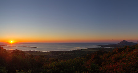Sonnenuntergang &uuml;ber der Westk&uuml;ste von Mauritius, Afrika.