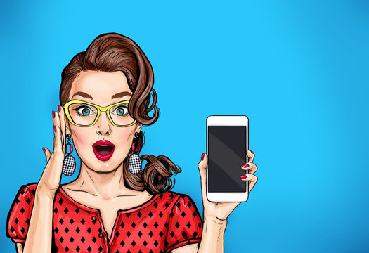 Fototapeta Atrakcyjna seksowna dziewczyna w specyfikacjach z telefonem w ręku w komiksowym stylu. Kobieta pop-artu, trzymając smartfon. Modelka reklamy cyfrowej pokazująca wiadomość lub nową aplikację na telefon komórkowy.