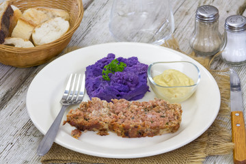 pain de viande et purée violette
