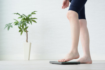 体重計に乗る女性