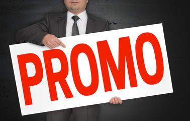Promo Plakat wird von Geschäftsmann gehalten