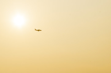 空を飛ぶ飛行機