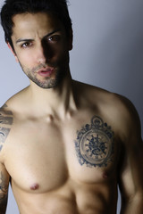Fototapeta premium Jeune homme sexy posant torse nue 