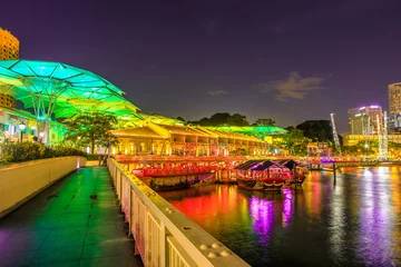 Foto op Canvas Clarke Quay-brug en Riverside-gebied bij avond in Singapore, Zuidoost-Azië. Waterfront skyline weerspiegeld op Singapore River. Populaire attractie voor het nachtleven. © bennymarty