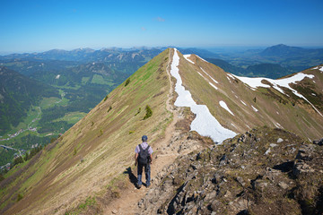 Wanderer auf dem Fellhorn Gratweg, Allgäuer Alpen Oberstdorf, Querformat