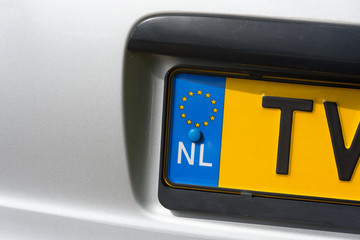 Ein Auto mit einem holländischem Kennzeichen