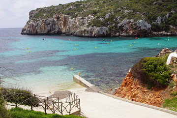 Calanque aux eaux turquoises sur l'île de Minorque aux Baléares, Espagne