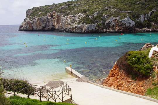 Calanque aux eaux turquoises sur l'&icirc;le de Minorque aux Bal&eacute;ares, Espagne